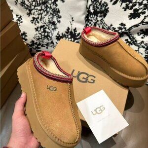 NIB Ugg Tazz platform slippers in Chestnut